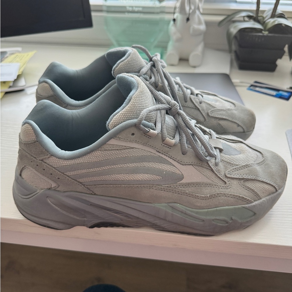 Mens Yeezy 700 V2 Hospital Blue size 12.5